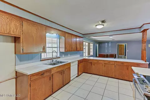 Kitchen - 124 Ludlow Rd, Pearl, MS 39208 photo 4 of 7