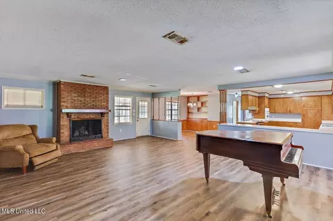 Living - 124 Ludlow Rd, Pearl, MS 39208 photo 1 of 5