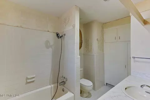 Bath - 124 Ludlow Rd, Pearl, MS 39208 photo 2 of 4