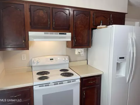 Kitchen - 180 Anthony Dr, Nesbit, MS 38651 photo 2 of 5