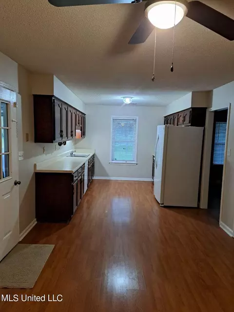 Kitchen - 180 Anthony Dr, Nesbit, MS 38651 photo 4 of 5