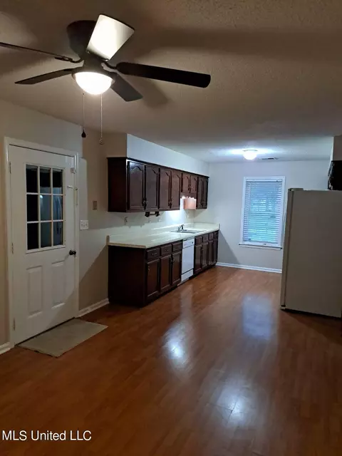 Kitchen - 180 Anthony Dr, Nesbit, MS 38651 photo 3 of 5