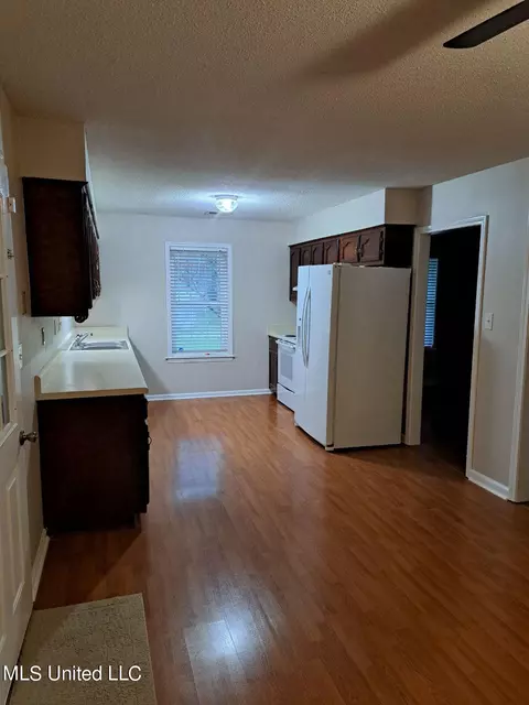 Kitchen - 180 Anthony Dr, Nesbit, MS 38651 photo 5 of 5