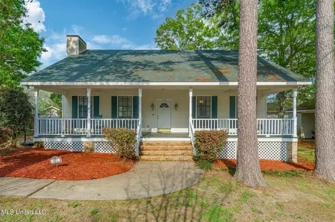 101 Southgate Dr, Carriere, MS 39426