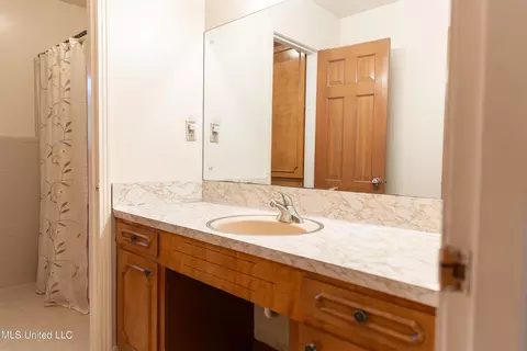 Bath - 6071 Waverly Dr, Jackson, MS 39206 photo 1 of 6