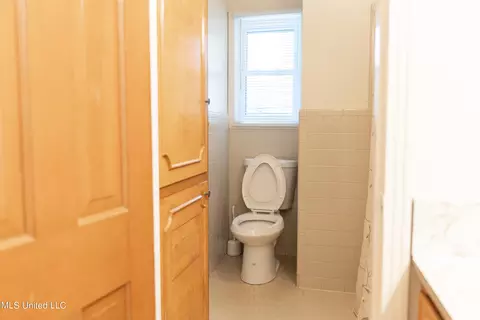 Bath - 6071 Waverly Dr, Jackson, MS 39206 photo 4 of 6