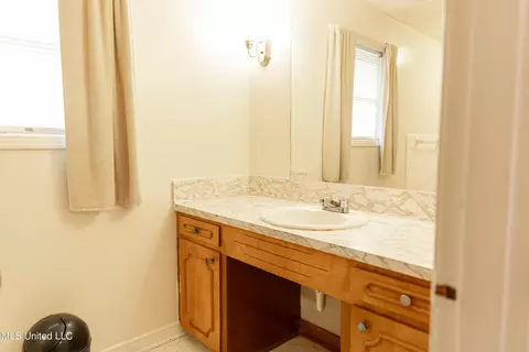Bath - 6071 Waverly Dr, Jackson, MS 39206 photo 6 of 6