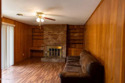 Living - 6071 Waverly Dr, Jackson, MS 39206 photo 2 of 2