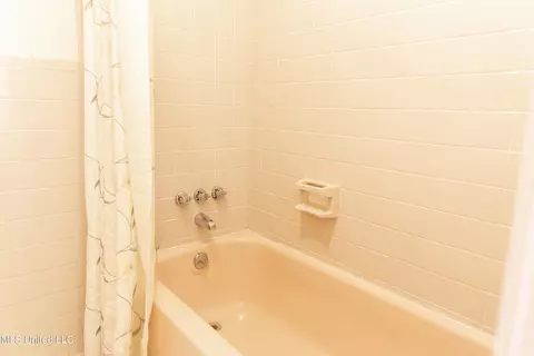 Bath - 6071 Waverly Dr, Jackson, MS 39206 photo 3 of 6
