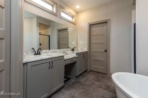 Bath - 1712 Creek Haven Dr, Hernando, MS 38632 photo 3 of 5