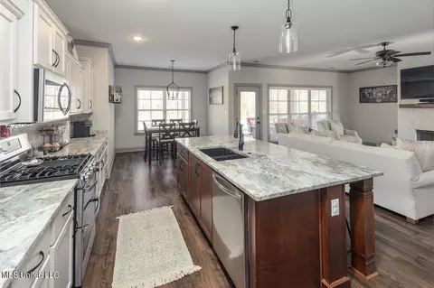 Kitchen - 1712 Creek Haven Dr, Hernando, MS 38632 photo 2 of 4