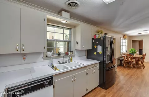 Kitchen - 718 W Highway 28, Mize, MS 39116 photo 6 of 7