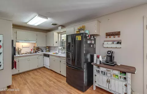 Kitchen - 718 W Highway 28, Mize, MS 39116 photo 2 of 7