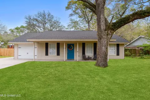1520 Doe St, Ocean Springs, MS 39564