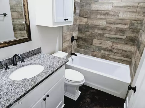 Bath - 227 Middle Rd, Flora, MS 39071 photo 3 of 8