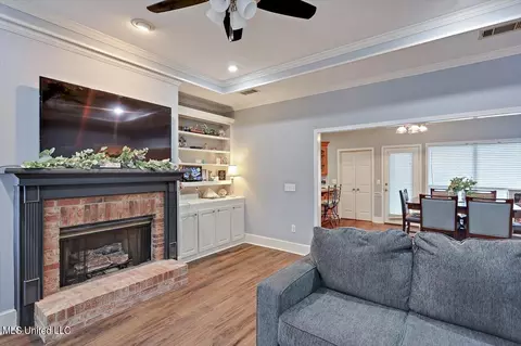 Living - 398 Pecan Cir, Brandon, MS 39042 photo 2 of 3