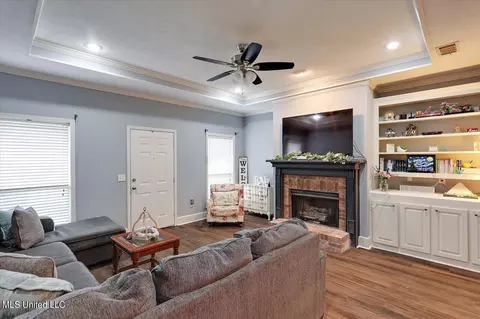 Living - 398 Pecan Cir, Brandon, MS 39042 photo 3 of 3