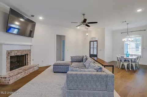 Living - 221 Chartleigh Cir, Canton, MS 39046 photo 2 of 4