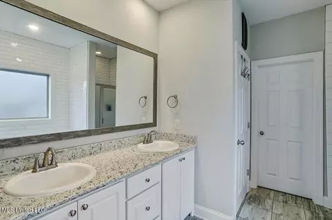Bath - 221 Chartleigh Cir, Canton, MS 39046 photo 1 of 5