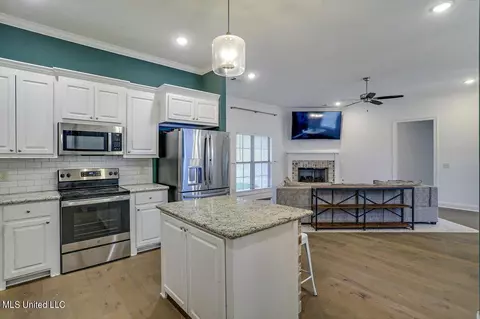 Kitchen - 221 Chartleigh Cir, Canton, MS 39046 photo 3 of 4