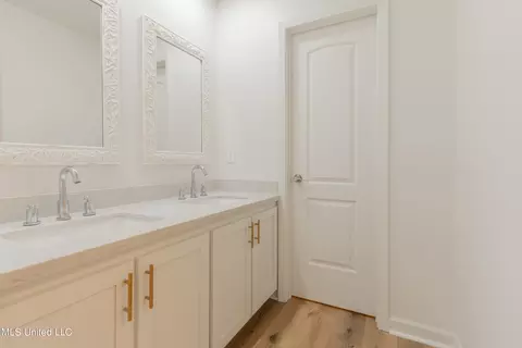 Bath - 739 Benwick Dr, Brandon, MS 39047 photo 1 of 5