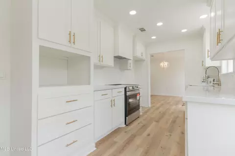 Kitchen - 739 Benwick Dr, Brandon, MS 39047 photo 3 of 6