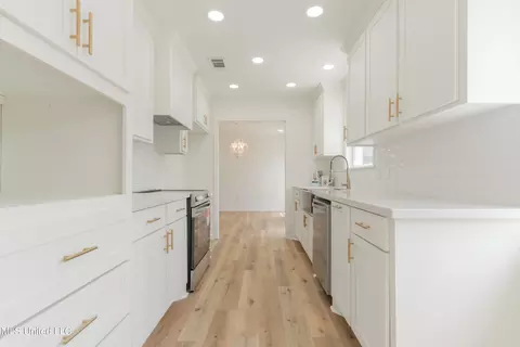 Kitchen - 739 Benwick Dr, Brandon, MS 39047 photo 2 of 6