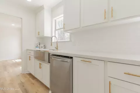 Kitchen - 739 Benwick Dr, Brandon, MS 39047 photo 5 of 6