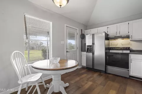 10604 Maple St, Ocean Springs, MS 39565 photo 3