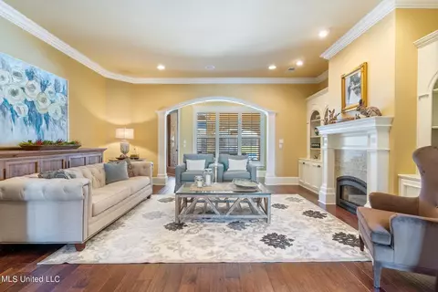 Living - 140 Como Trace Dr, Senatobia, MS 38668 photo 2 of 4