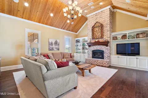 Living - 140 Como Trace Dr, Senatobia, MS 38668 photo 3 of 4