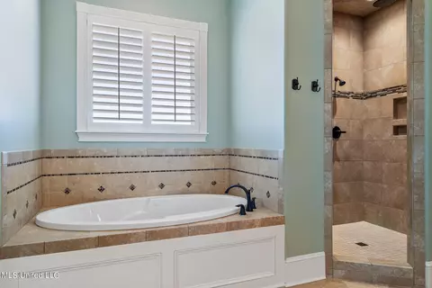 Bath - 140 Como Trace Dr, Senatobia, MS 38668 photo 3 of 6