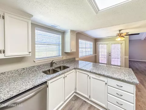 Kitchen - 63 Sycamore Ln, Brandon, MS 39042 photo 4 of 5