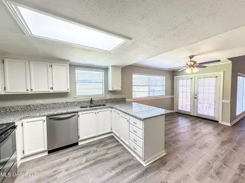 Kitchen - 63 Sycamore Ln, Brandon, MS 39042 photo 2 of 5