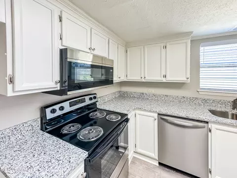 Kitchen - 63 Sycamore Ln, Brandon, MS 39042 photo 3 of 5