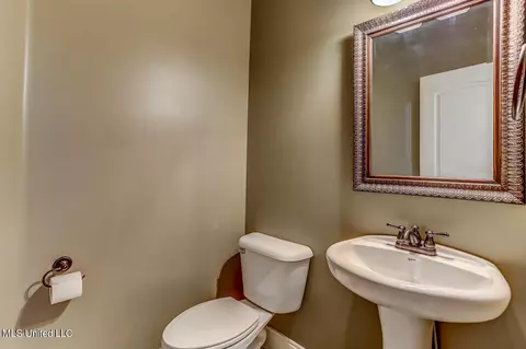 Bath - 1206 S Heritage Dr, Hernando, MS 38632 photo 4 of 4