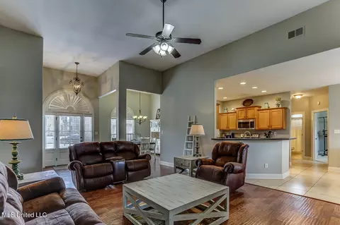 Living - 1206 S Heritage Dr, Hernando, MS 38632 photo 2 of 2