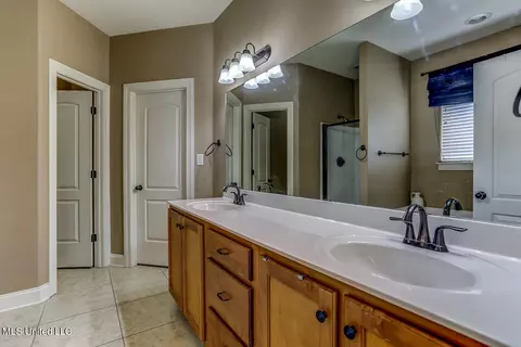 Bath - 1206 S Heritage Dr, Hernando, MS 38632 photo 1 of 4