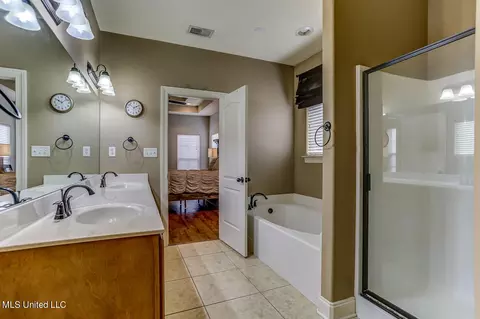 Bath - 1206 S Heritage Dr, Hernando, MS 38632 photo 2 of 4