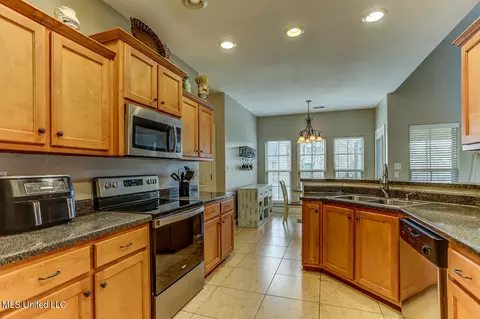 Kitchen - 1206 S Heritage Dr, Hernando, MS 38632 photo 1 of 2