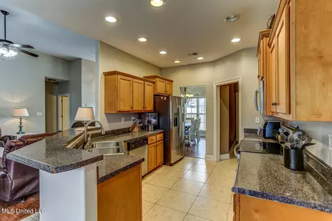 Kitchen - 1206 S Heritage Dr, Hernando, MS 38632 photo 2 of 2
