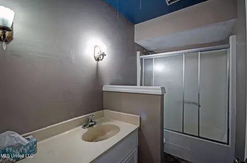 Bath - 4478 Springridge Rd, Raymond, MS 39154 photo 1 of 2