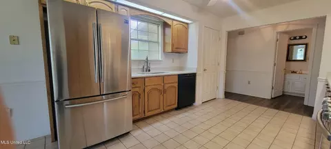 Kitchen - 7922 Hapuna Pl, Diamondhead, MS 39525 photo 6 of 7