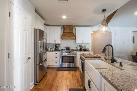 Kitchen - 19689 E Riverline Dr, Saucier, MS 39574 photo 3 of 5