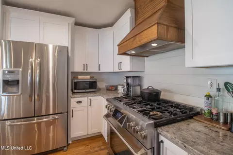 Kitchen - 19689 E Riverline Dr, Saucier, MS 39574 photo 4 of 5