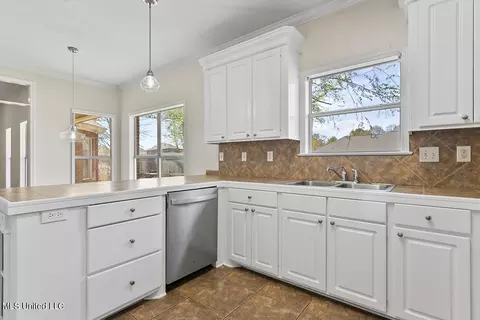 Kitchen - 292 Cherry Bark Dr, Brandon, MS 39047 photo 4 of 5