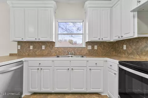 Kitchen - 292 Cherry Bark Dr, Brandon, MS 39047 photo 5 of 5