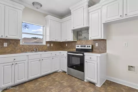 Kitchen - 292 Cherry Bark Dr, Brandon, MS 39047 photo 3 of 5