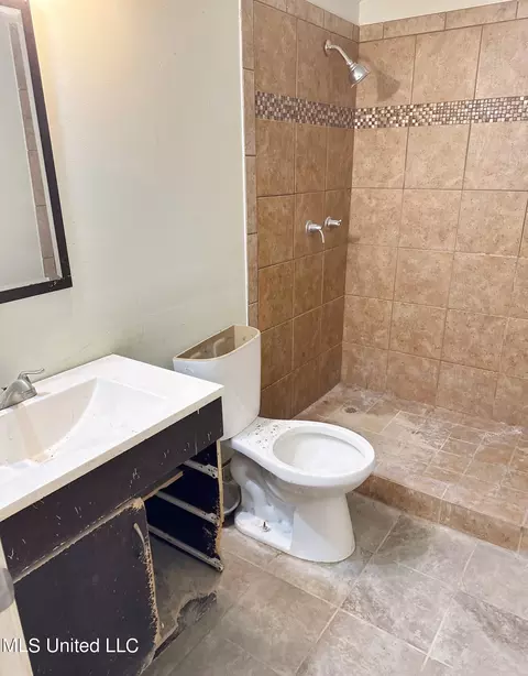 Bath - 1901 Konowa Rd, Hernando, MS 38632 photo 1 of 3