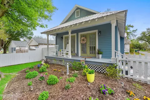 203 N Necaise Ave, Bay Saint Louis, MS 39520